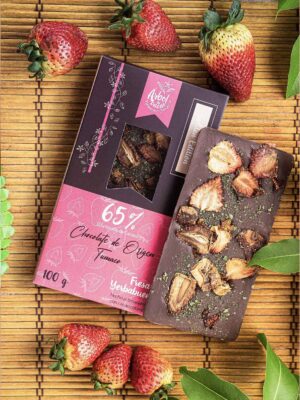 Tableta de chocolate 65% con fresas deshidratadas y yerbabuena